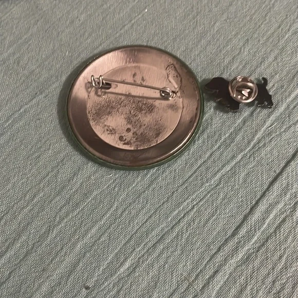 Button and pin bundle - Picture 3 of 9